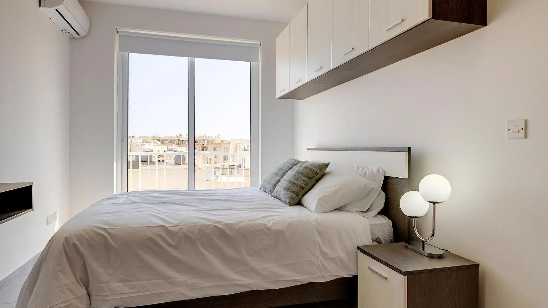 Stunning 2Br Holiday Penthouse In Central Sliema Malta